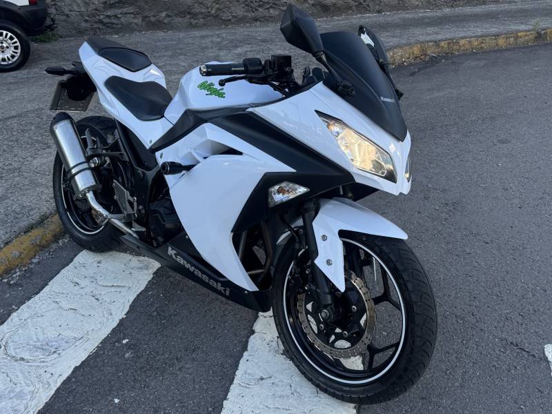 KAWASAKI - NINJA 300 - 2014/2015 - Branca - R$ 23.900,00