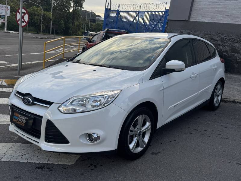 FORD - FOCUS - 2015/2015 - Branca - R$ 61.900,00