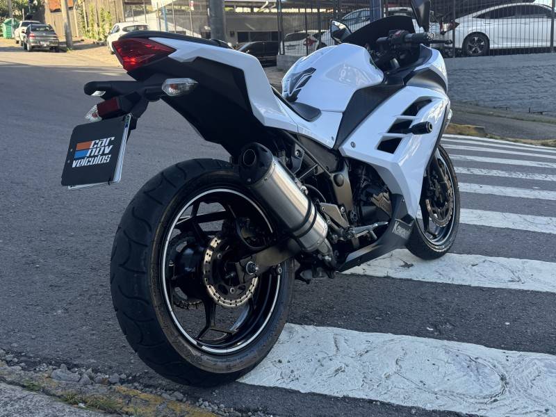 KAWASAKI - NINJA 300 - 2014/2015 - Branca - R$ 23.900,00