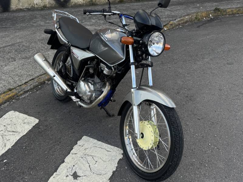 HONDA - CG 150 - 2008/2008 - Prata - R$ 8.400,00
