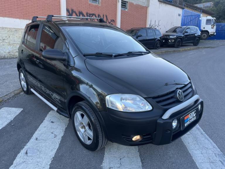 VOLKSWAGEN - CROSSFOX - 2005/2006 - Verde - R$ 29.900,00