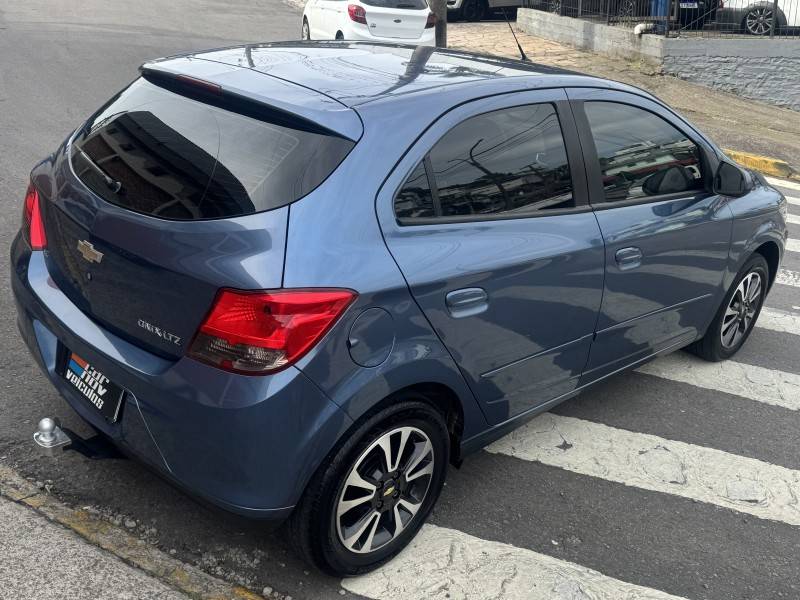 CHEVROLET - ONIX - 2015/2015 - Azul - R$ 51.900,00