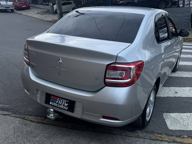 RENAULT - LOGAN - 2015/2015 - Prata - R$ 39.900,00