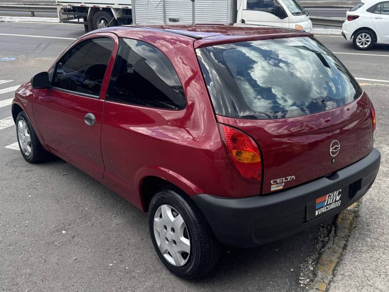 CHEVROLET - CELTA - 2004/2004 - Vermelha - R$ 18.900,00
