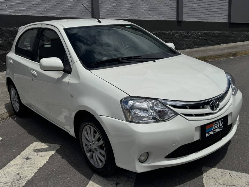 TOYOTA - ETIOS - 2013/2013 - Branca - R$ 45.900,00