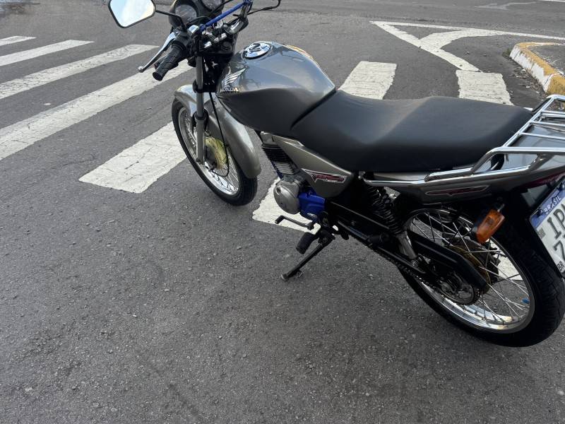 HONDA - CG 150 - 2008/2008 - Prata - R$ 8.400,00