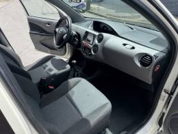 TOYOTA - ETIOS - 2013/2013 - Branca - R$ 45.900,00