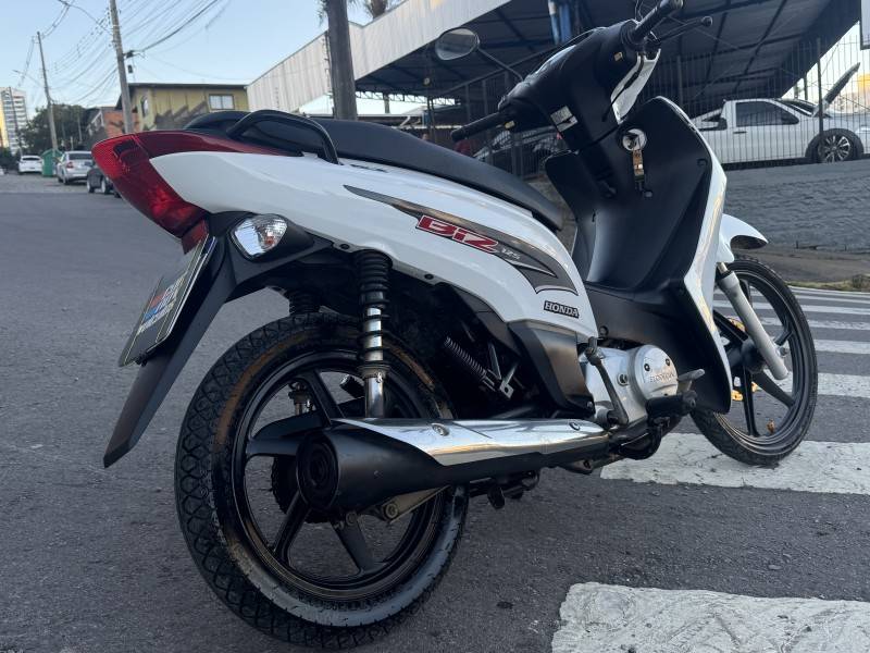 HONDA - BIZ 125 - 2012/2013 - Branca - R$ 12.900,00