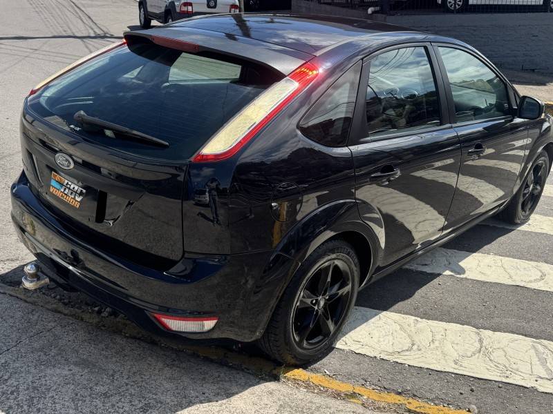 FORD - FOCUS - 2010/2011 - Preta - R$ 41.900,00