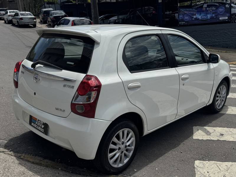 TOYOTA - ETIOS - 2013/2013 - Branca - R$ 45.900,00